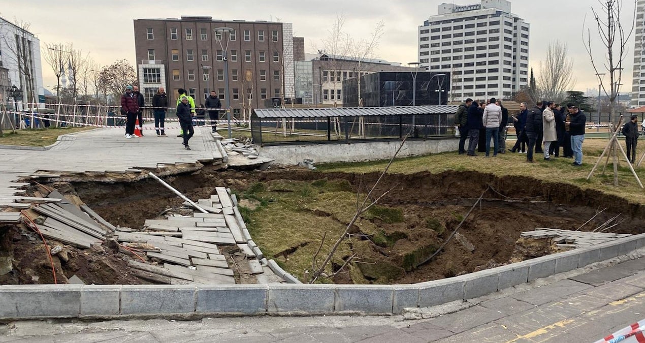 Ankara Yüzüncü Yıl Meydanı’nda yüzey göçüğü