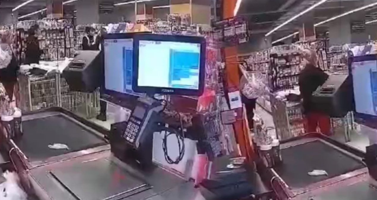 İşten çıkarıldığını öğrendi, marketi birbirine kattı!