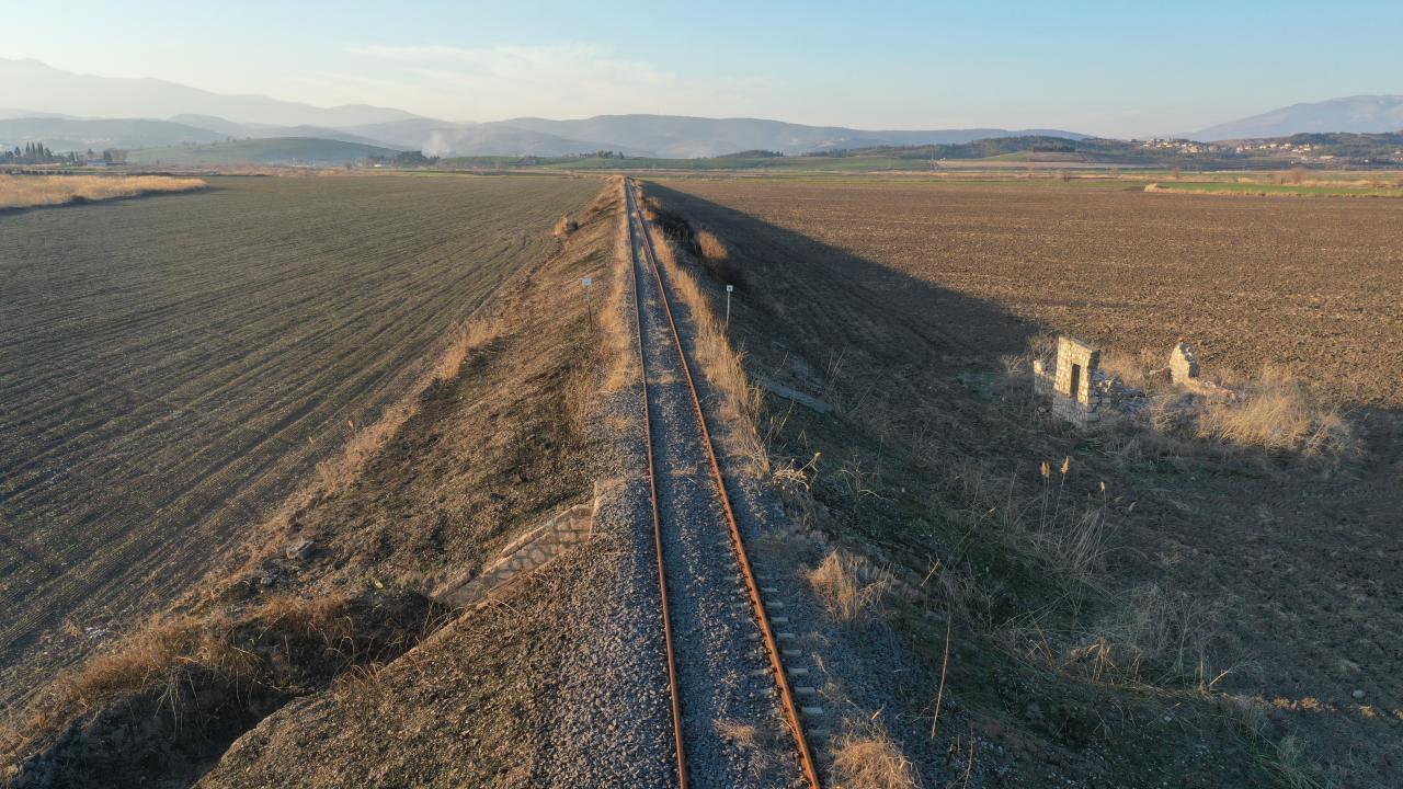 Kahramanmaraş depreminde “S” şeklini alan raylar onarıldı