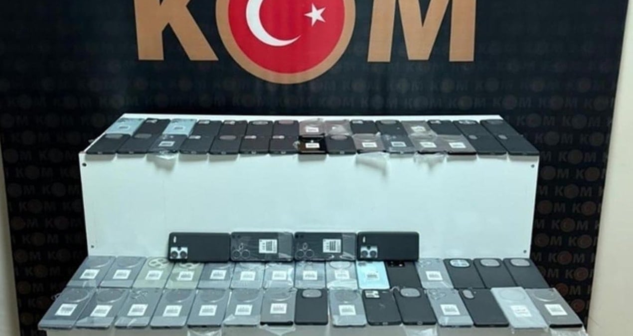 Van’da bir arabada dolusu kaçak telefon yakalandı