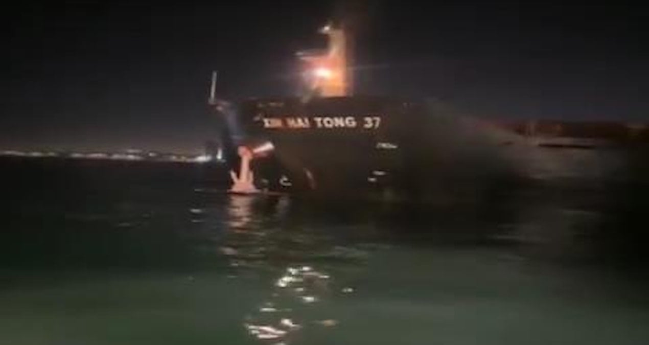 Ahırkapı’da yük gemisi karaya oturdu