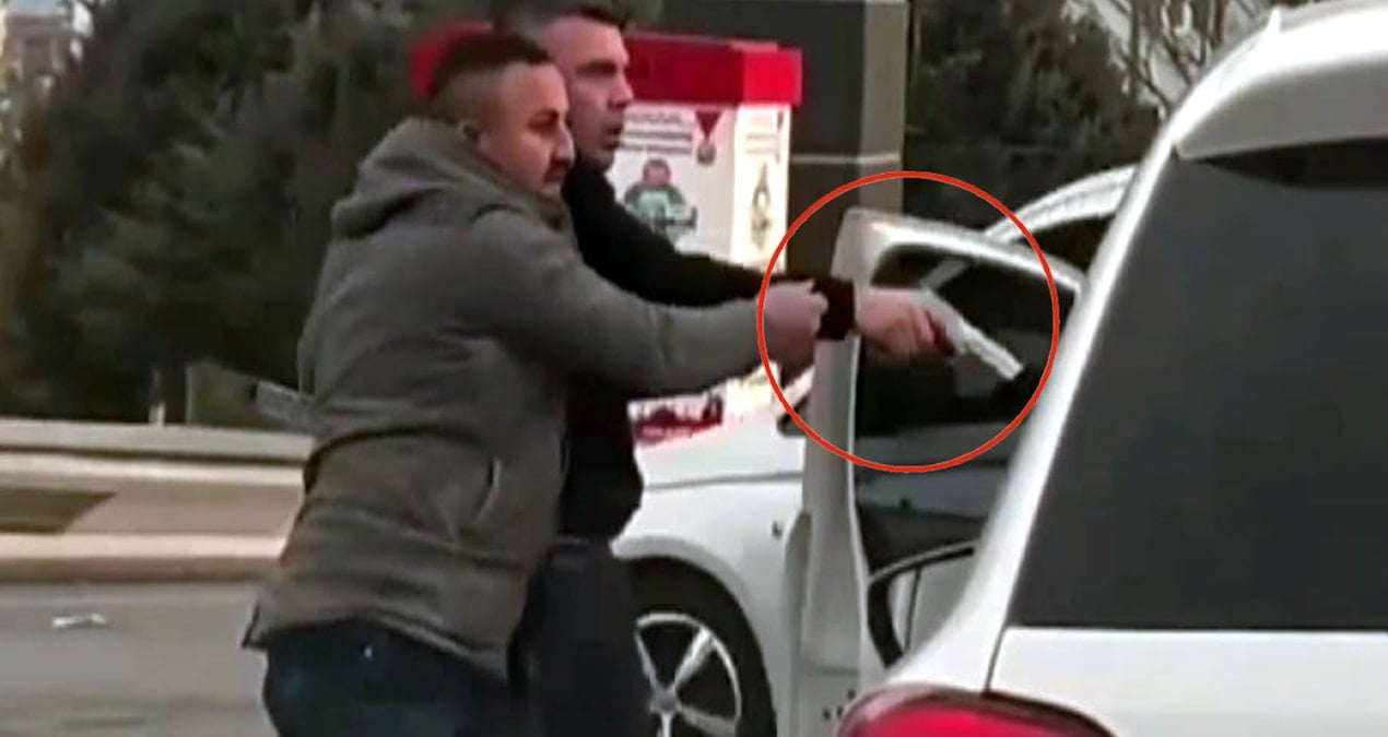 Trafikte dehşet anları: Tartıştığı kişiye silah çekti