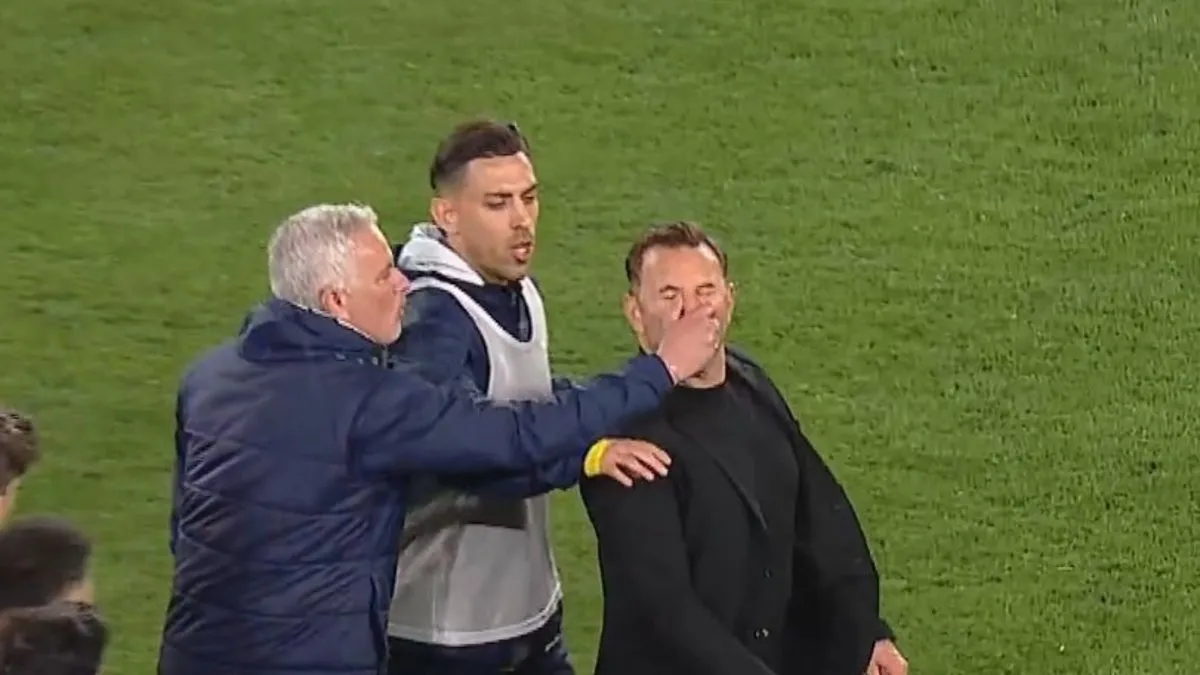 Son dakika haberi: Dünya basını Jose Mourinho’nun Okan Buruk’a yaptığı hareketi konuşuyor! ”2011’de yaptığını simüle etti”